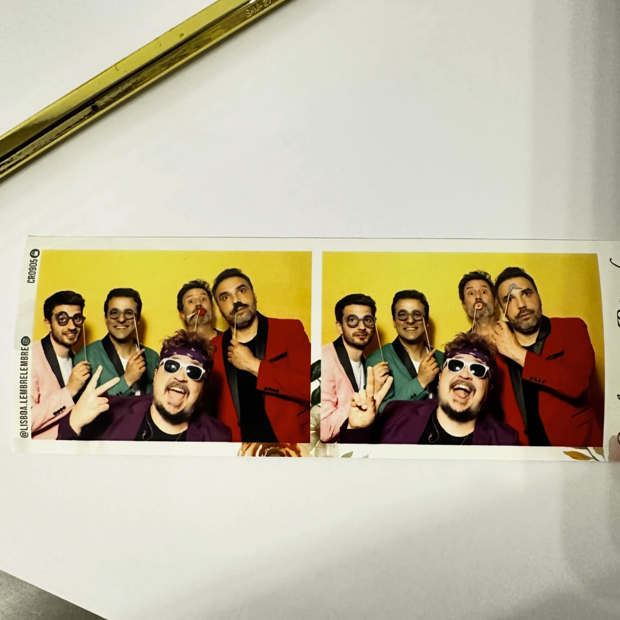 Fotografia de grupo dos 80&Tais com figurinos coloridos e atitude anos 80.