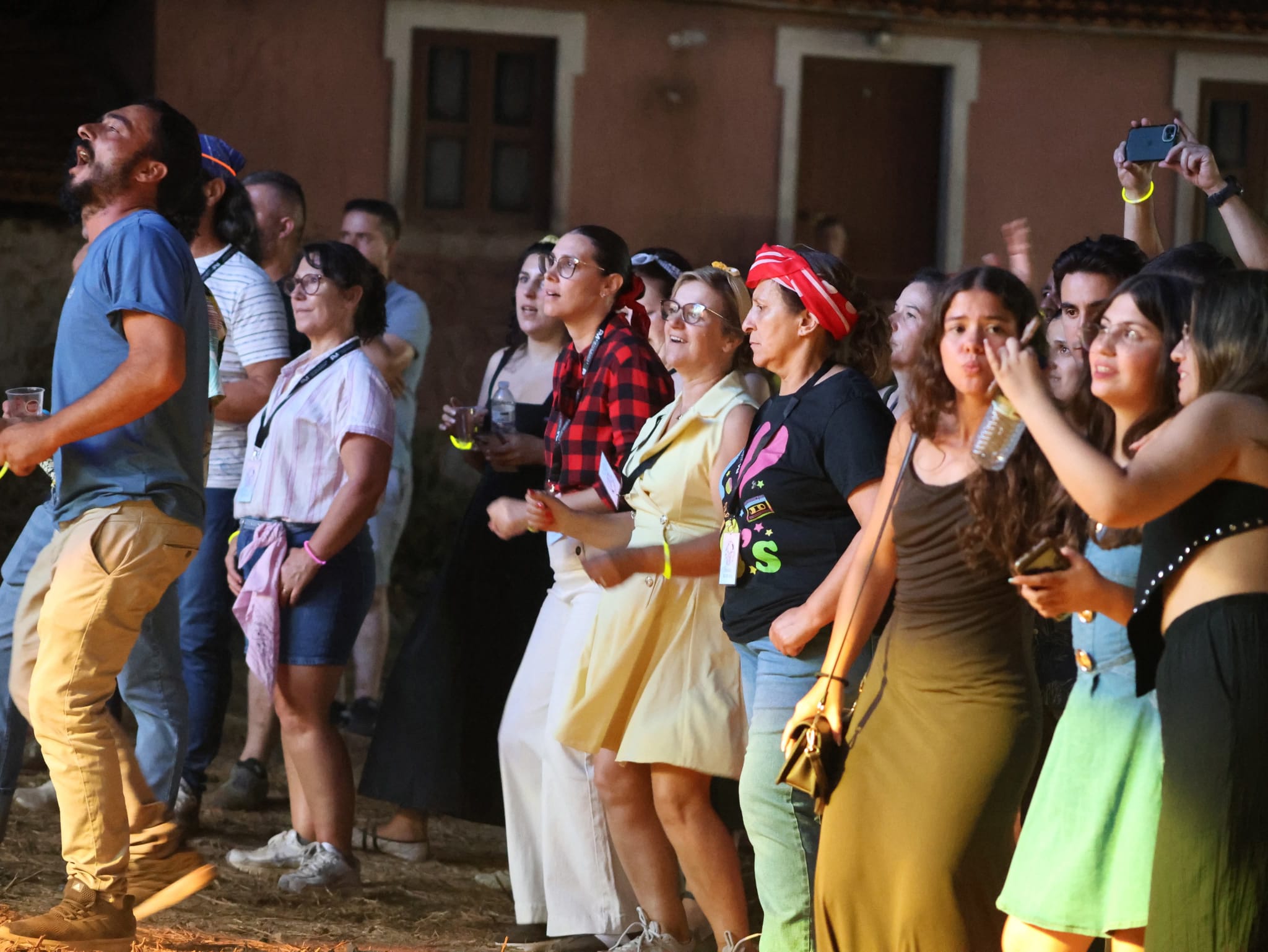 Público a assistir e participar num concerto dos 80&Tais.